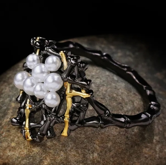 Size 9 Faux Pearl Ring - Picture 4 of 7